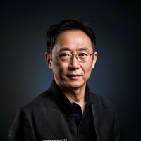 SM任务研究院首席编辑陈任远的专业照片，深棕色背景，专注自信的神情